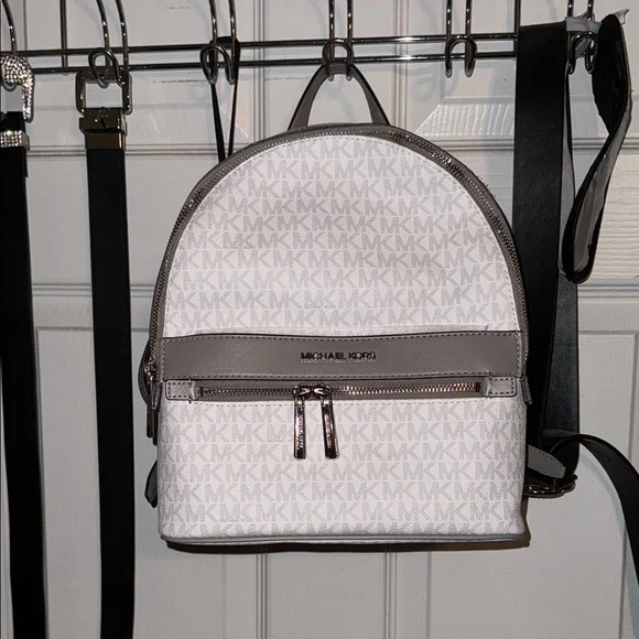 Michael Kors | Bags | Michael Kors Sheila Medium Logo  display picture 3